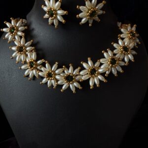 Kathiki Daisy Pearl Set