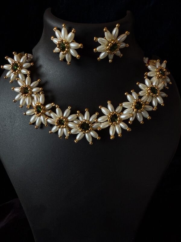 Kathiki Daisy Pearl Set