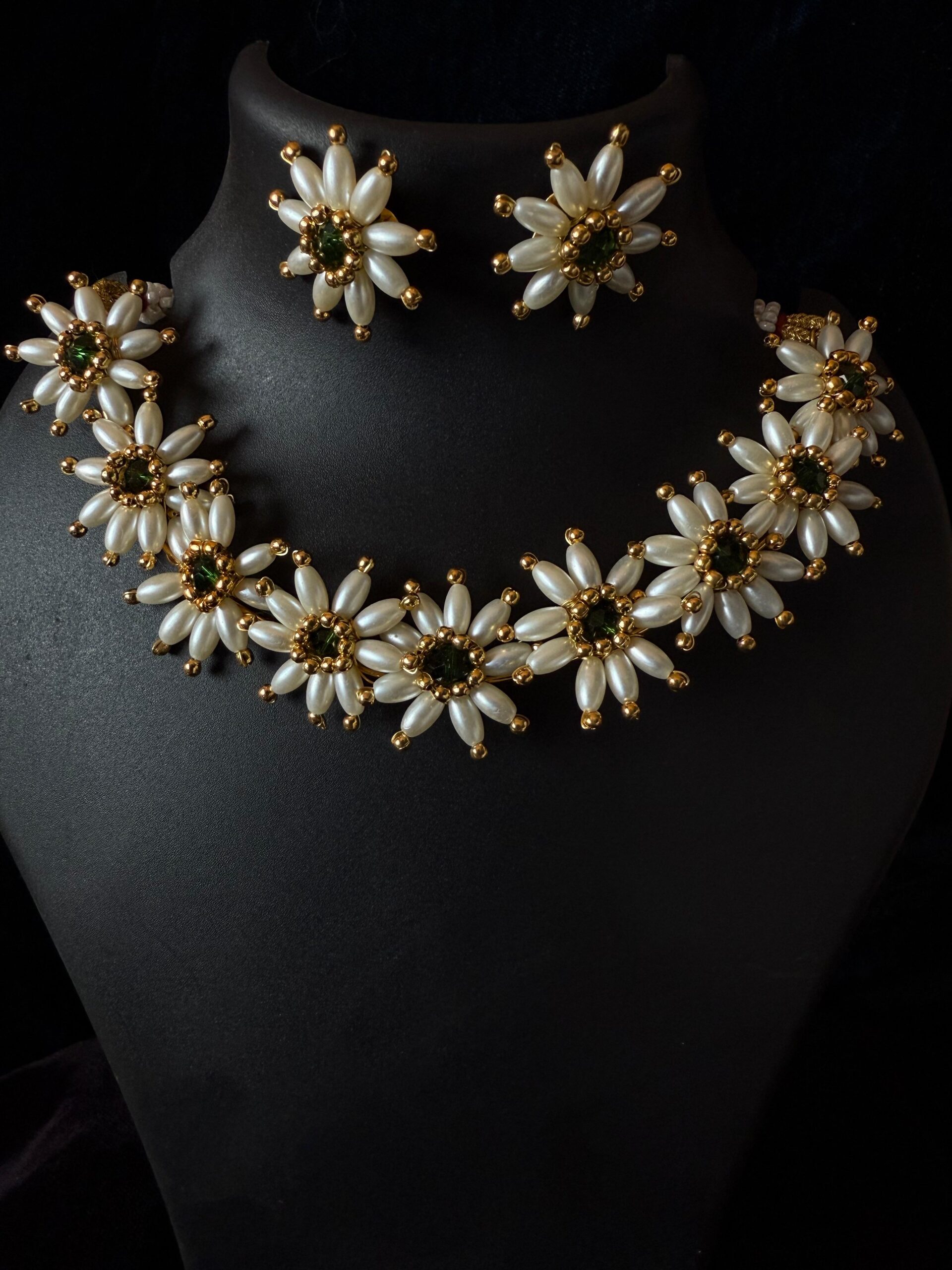 Kathiki Daisy Pearl Set