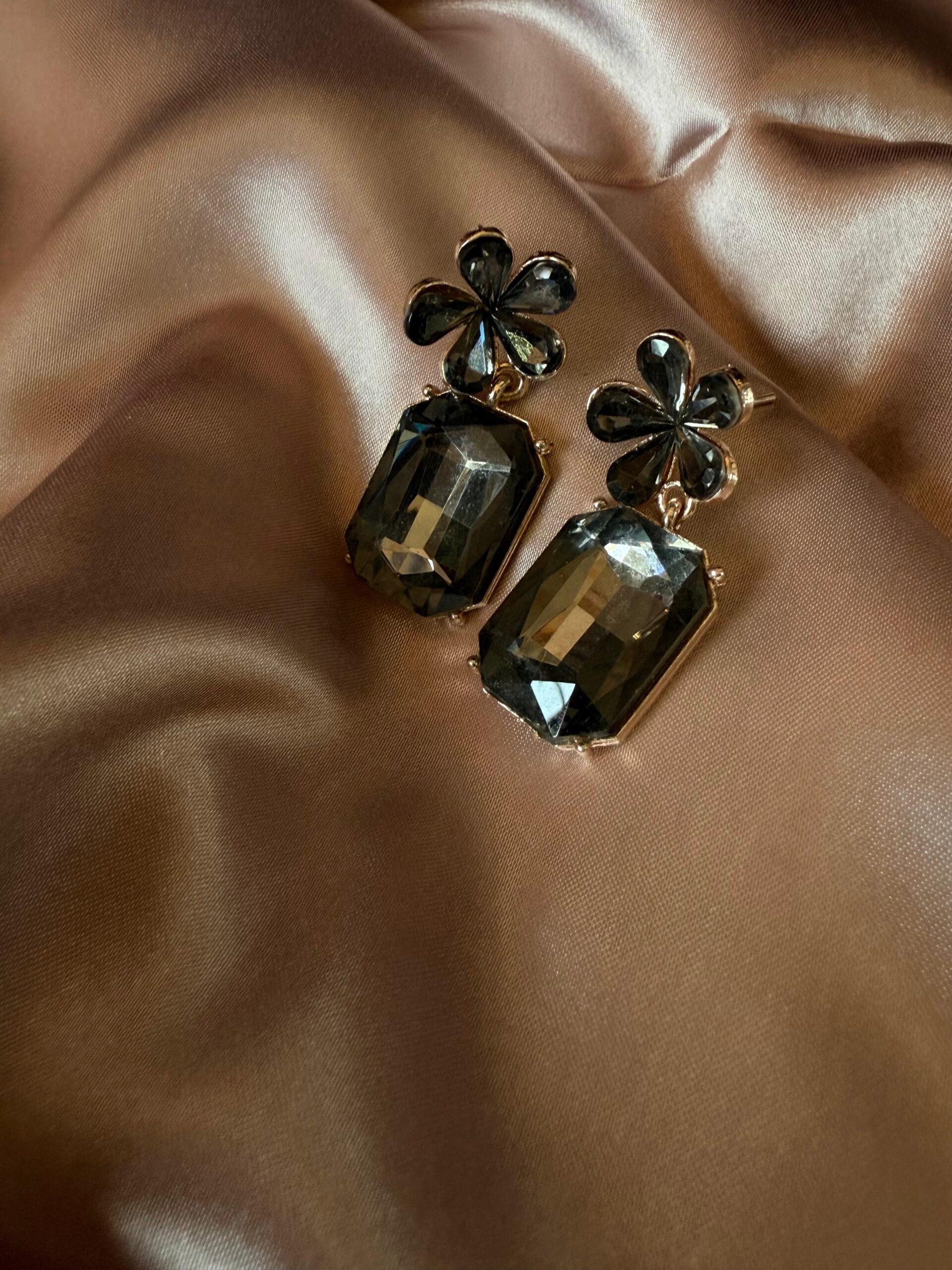 Kathiki Celeste Flora Earrings Gray