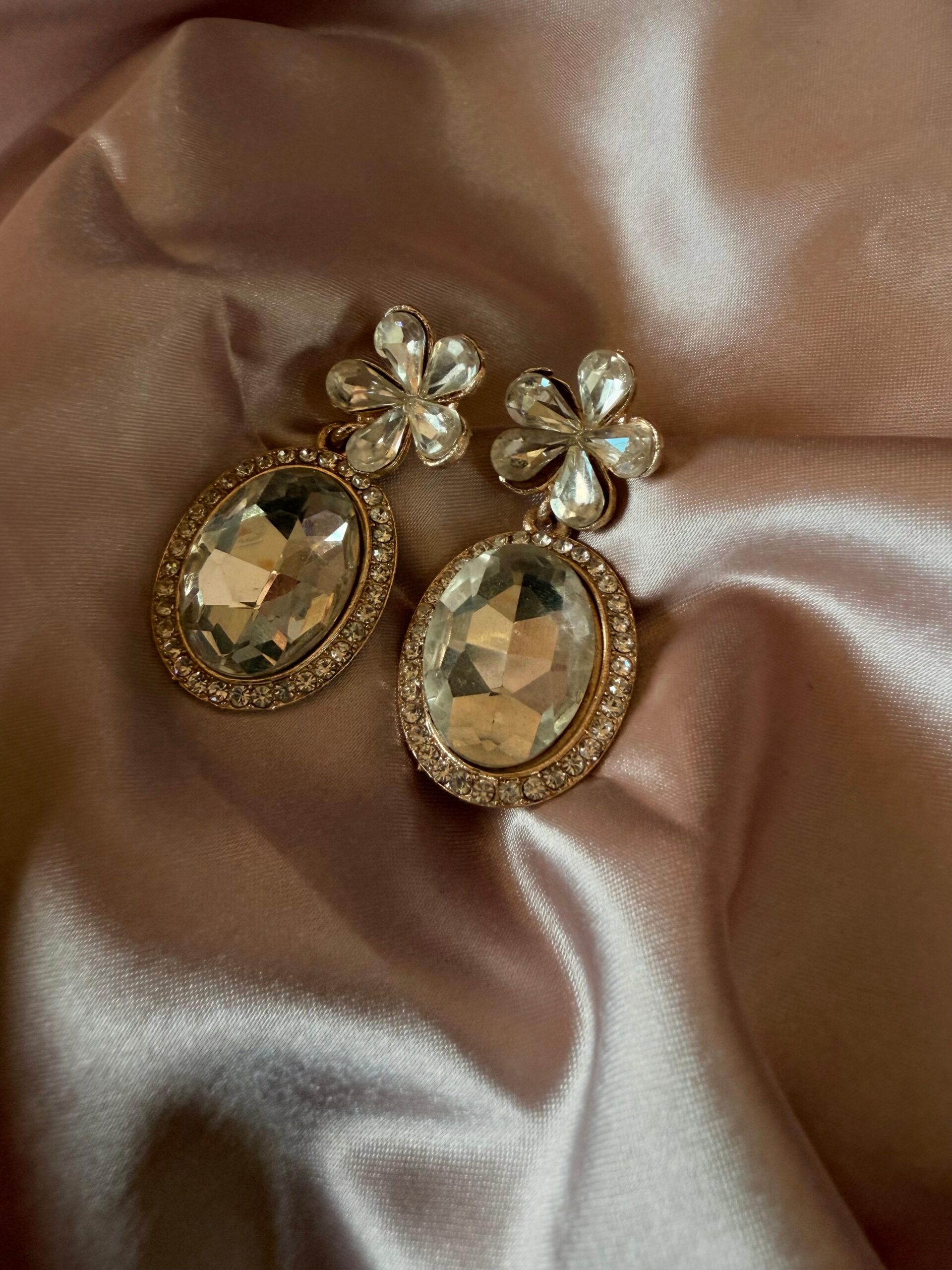 Kathiki Lustre Petal Earrings Silver