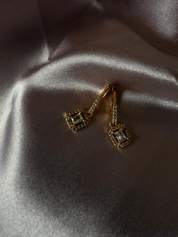 Kathiki Regal Radiance Drop Earrings
